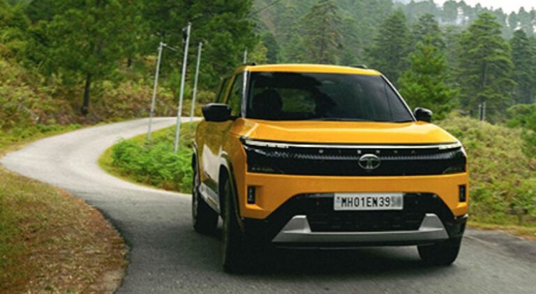 Tata Punch Pure Plus 2026 ಕಾರಿನ ಮುಂಭಾಗದ ಆಕರ್ಷಕ ವಿನ್ಯಾಸ, LED DRL, SUV ಶೈಲಿ, ಉತ್ತಮ ಗ್ರೌಂಡ್ ಕ್ಲಿಯರೆನ್ಸ್ ಮತ್ತು ಆಧುನಿಕ ಫೀಚರ್‌ಗಳನ್ನು ತೋರಿಸುವ ಚಿತ್ರ.