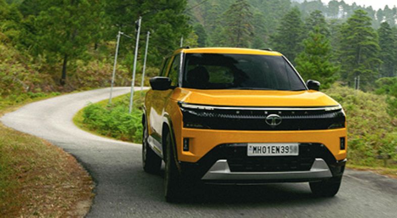 Tata Punch Pure Plus 2026 ಕಾರಿನ ಮುಂಭಾಗದ ಆಕರ್ಷಕ ವಿನ್ಯಾಸ, LED DRL, SUV ಶೈಲಿ, ಉತ್ತಮ ಗ್ರೌಂಡ್ ಕ್ಲಿಯರೆನ್ಸ್ ಮತ್ತು ಆಧುನಿಕ ಫೀಚರ್‌ಗಳನ್ನು ತೋರಿಸುವ ಚಿತ್ರ.